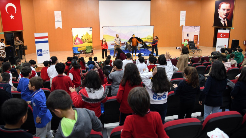 Büyükşehir’den Osmaniye’ye Kültür Köprüsü; “Ronnie Göldeki Fısıltı” Miniklerle Buluştu