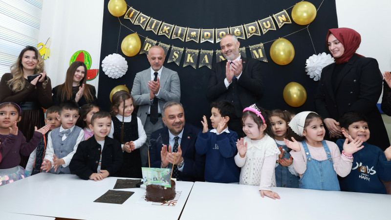 Başkan Toptaş’a karne programında miniklerden doğum günü sürprizi