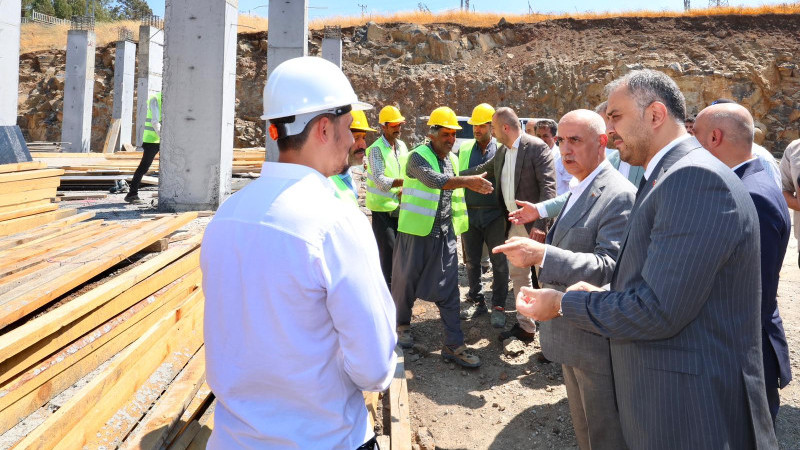 Kirişci ve Toptaş, Kale Gençlik Merkezi inşaatında incelemelerde bulundu