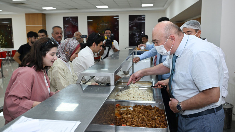 KSÜ Rektörü Prof. Dr. Alptekin Yasım, Dönemin İlk Gününde Öğrencilerle Yemekhanede Buluştu