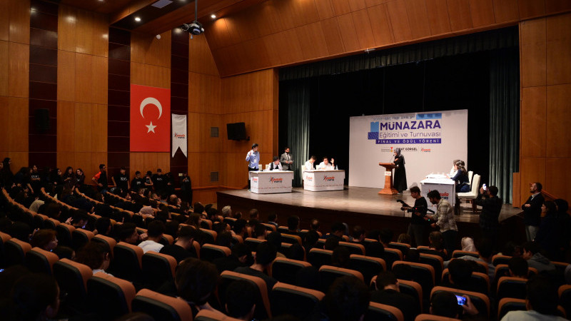 Gençlerin Sözü Geleceğe Işık Tuttu; Münazara Turnuvası Finali Nefes Kesti